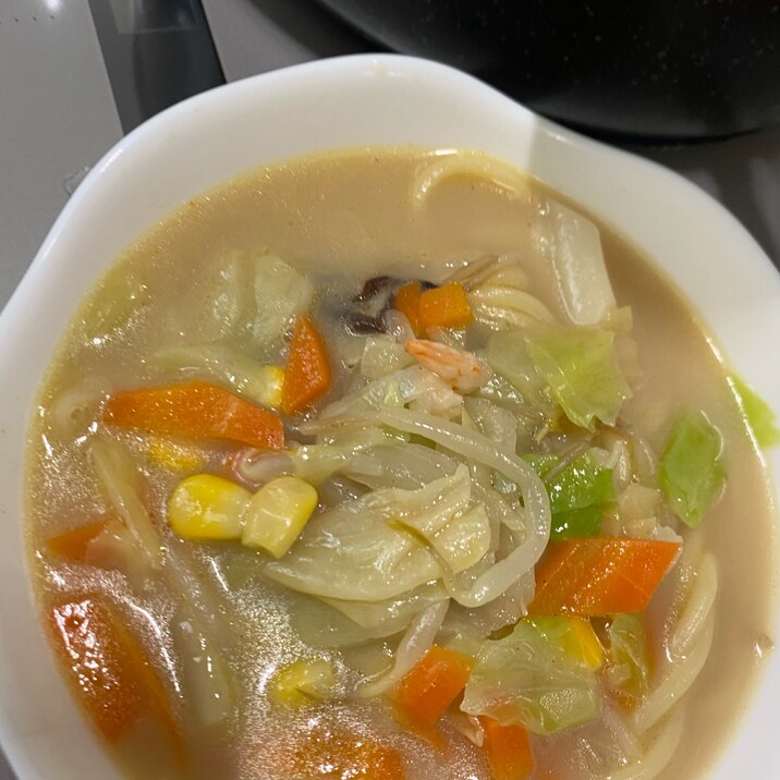 インスタントちゃんぽん麺が野菜を加えて豪華に！！